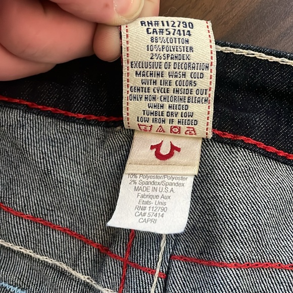 TRUE RELIGION WLHJ58FE2 Americana Chain Dark Rinse Capri Jeans $209 EUC 28 - Picture 11 of 13